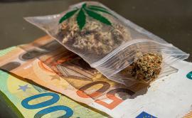 Bank notes and a small bag with illicit drugs