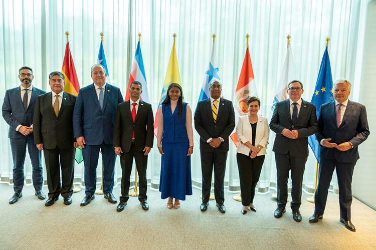 Participants to the El Pacto meeting