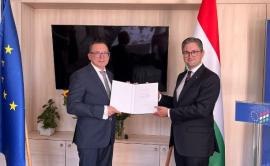 Ambassador Dániel Horogszegi Szilágyi-Landeck presents President Ladislav Hamran