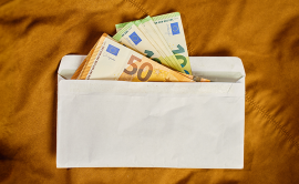 enveloppe with Euro bank notes