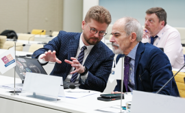 Two participants at meeting having a discussion